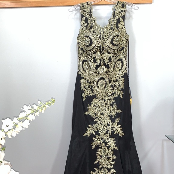 Black and gold embellished wide V- neck gown - Picture 9 of 16